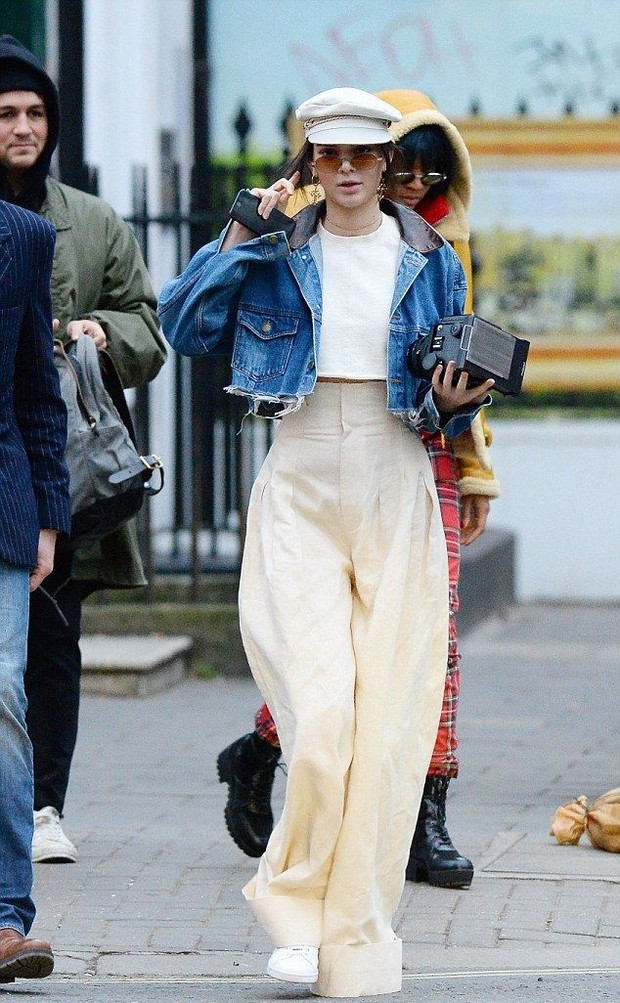 Cara mengubah celana kebesaran menjadi modist/ Foto: Getty Images Cara mengubah celana kebesaran menjadi modist