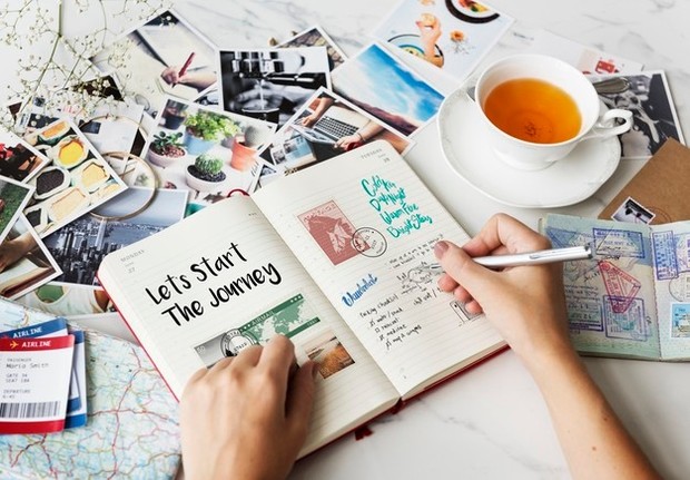 Menuliskan target pencapaian tahun depan di jurnal.