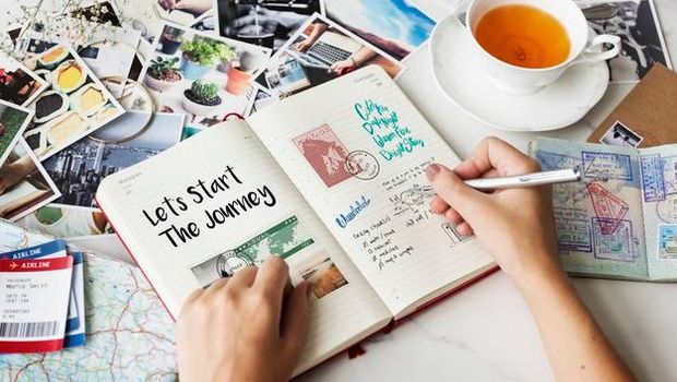 Menuliskan target pencapaian tahun depan di jurnal.