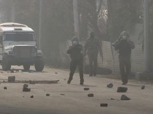 Dua Polisi India Tewas Dalam Serangan Bus di Kashmir