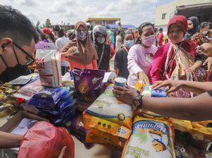Emak-emak Serbu Pasar Murah Jelang Nataru