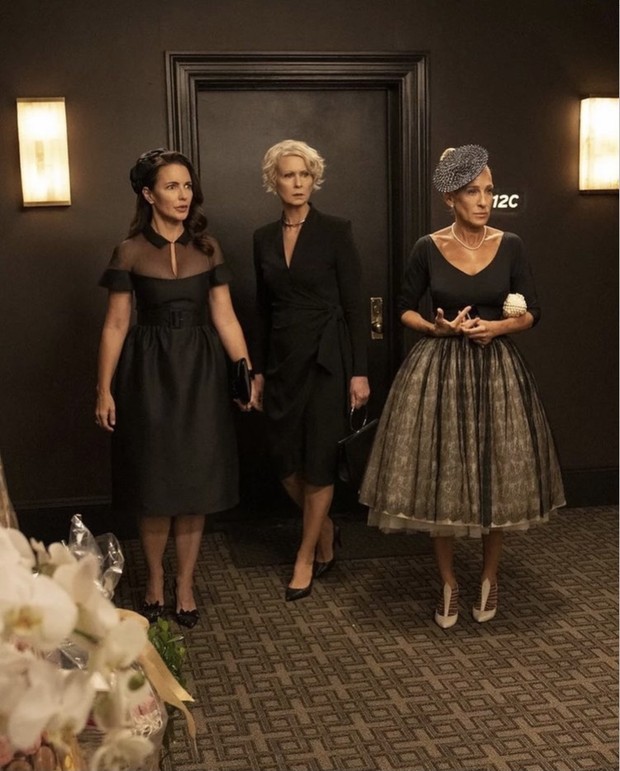 All-black look dalam SATC And Just Like That.../