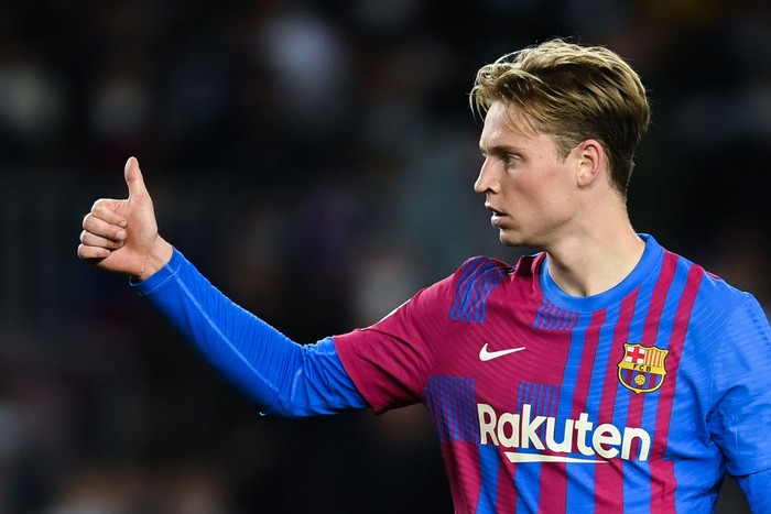 BARCELONA, SPAIN - NOVEMBER 20: Frenkie de Jong of FC Barcelona gives his thumbs up during the La Liga Santander match between FC Barcelona and RCD Espanyol at Camp Nou on November 20, 2021 in Barcelona, Spain. (Photo by David Ramos/Getty Images)