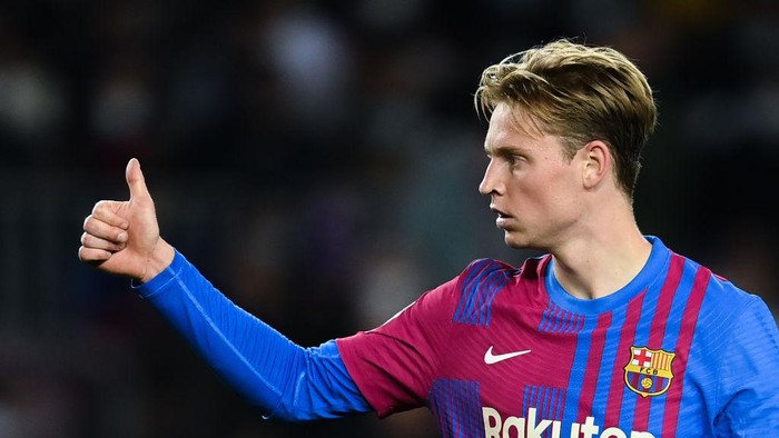 Frenkie de Jong BARCELONA, SPAIN - NOVEMBER 20: Frenkie de Jong of FC Barcelona gives his thumbs up during the La Liga Santander match between FC Barcelona and RCD Espanyol at Camp Nou on November 20, 2021 in Barcelona, Spain. (Photo by David Ramos/Getty Images)