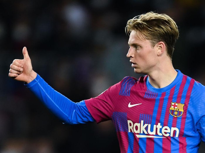 BARCELONA, SPAIN - NOVEMBER 20: Frenkie de Jong of FC Barcelona gives his thumbs up during the La Liga Santander match between FC Barcelona and RCD Espanyol at Camp Nou on November 20, 2021 in Barcelona, Spain. (Photo by David Ramos/Getty Images)