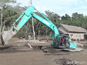 Puluhan Alat Berat Bersihkan Material Vulkanik Gunung Semeru