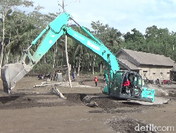 Puluhan Alat Berat Bersihkan Material Vulkanik Gunung Semeru