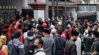 Haji Lulung Wafat, Warga Bedatangan ke Rumah Duka