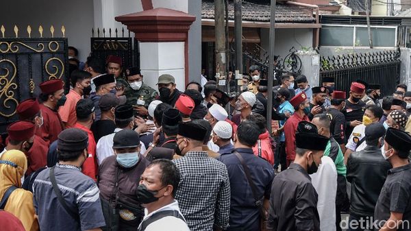 Haji Lulung Wafat, Warga Bedatangan ke Rumah Duka