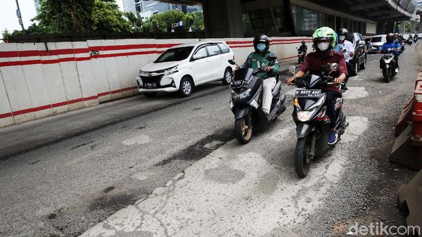 Hati-hati! Jalan Rasuda Said Jakarta Makin Rusak