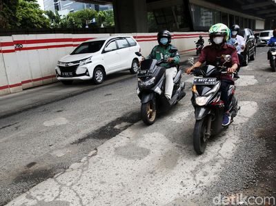 Hati-hati! Jalan Rasuda Said Jakarta Makin Rusak