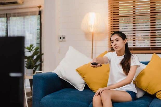 Ilustrasi menonton film/ Foto: Freepik.com