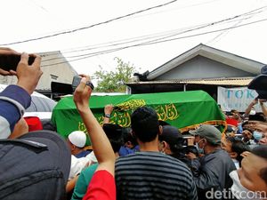 Jenazah Haji Lulung Tiba di Rumah Duka, Tahlil Pelayat Menggema Jenazah Haji Lulung Tiba di Rumah Duka, Tahlil Pelayat Menggema