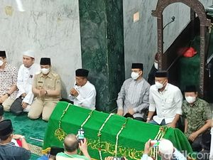 Potret Salat Jenazah Haji Lulung