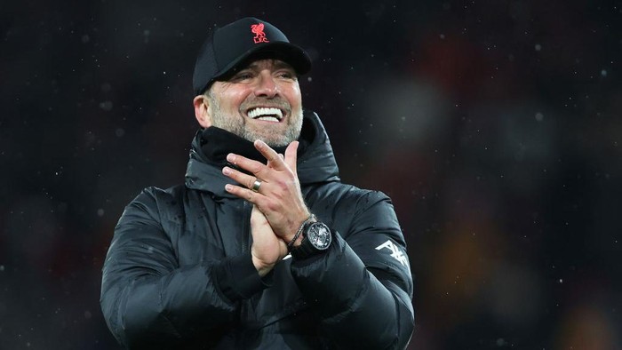 LIVERPOOL, ENGLAND - DECEMBER 11: Jurgen Klopp, Manager of Liverpool applauds the fans following victory in the Premier League match between Liverpool and Aston Villa at Anfield on December 11, 2021 in Liverpool, England. (Photo by Clive Brunskill/Getty Images)