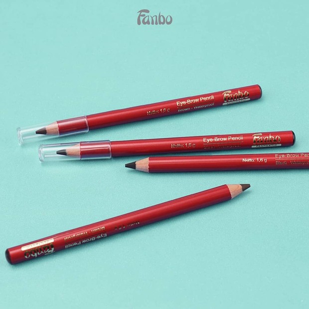 Pensil alis dengan packaging warna merah yang cocok dengan nuansa natal.