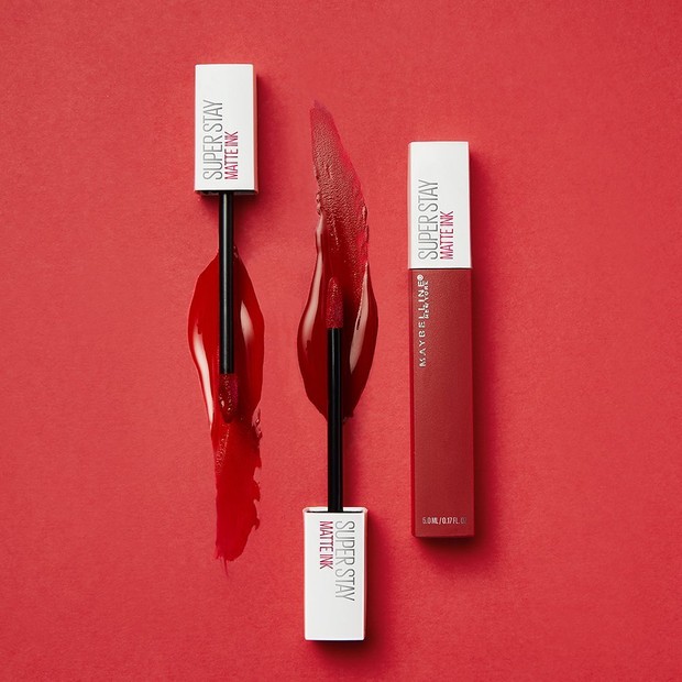 Lipcream cantik berwarna merah pekat yang cocok untuk digunakan sebagai kado natal.