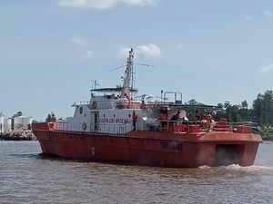 Tim SAR Evakuasi 6 ABK Korban KM Kalimas 4 ke Timika Tim SAR Evakuasi 6 ABK Korban KM Kalimas 4 ke Timika