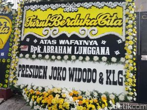 Karangan Bunga dari Jokowi hingga Ahok Berjejer di Rumah Duka Haji Lulung