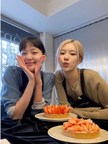 Kim Go Eun dan Rose BLACKPINK