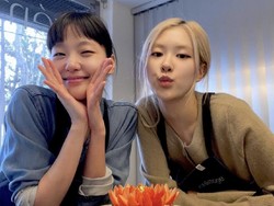 Rose BLACKPINK & Kim Go Eun Masak Bareng, Tampil Cantik Minim Make Up