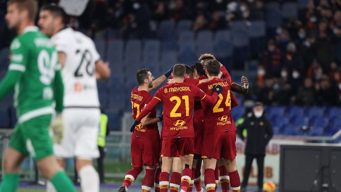 ROME, ITALY - DECEMBER 13: Chris Smalling with his teammates of AS Roma celebrates after scoring the opening goal during the Serie A match between AS Roma and Spezia Calcio at Stadio Olimpico on December 13, 2021 in Rome, Italy.  (Photo by Paolo Bruno/Getty Images)