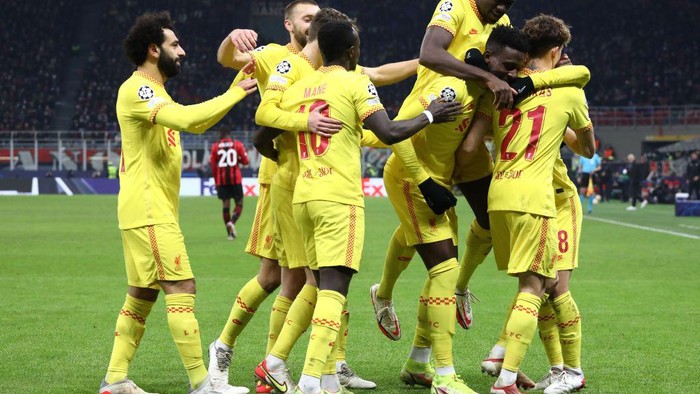 MILAN, ITALY - DECEMBER 07: Divock Origi of Liverpool celebrates with Kostas Tsimikas and team mates after scoring their sides second goal during the UEFA Champions League group B match between AC Milan and Liverpool FC at Giuseppe Meazza Stadium on December 07, 2021 in Milan, Italy. (Photo by Marco Luzzani/Getty Images)