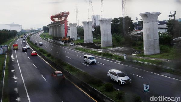 Melihat Pemasangan Girder Kereta Cepat di Buahbatu Bandung