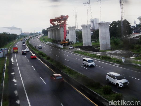 Melihat Pemasangan Girder Kereta Cepat di Buahbatu Bandung