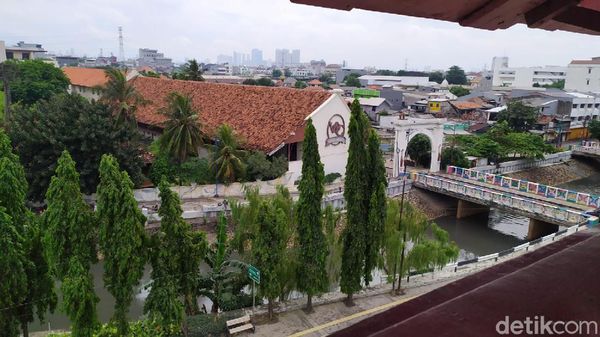 Melihat Jakarta dari Menara Miring Syahbandar