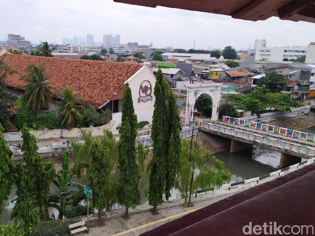 Melihat Jakarta dari Menara Miring Syahbandar Melihat Jakarta dari Menara Miring Syahbandar