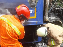 Mobil Boks Kementerian PUPR Terbakar di Tol JORR Pagi Tadi