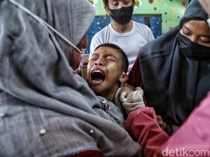 Momen Siswa SD Menjerit dan Menangis Saat Disuntik Vaksin