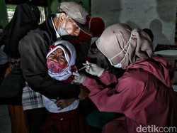 Bos Pfizer: COVID-19 Jadi Endemik Tahun 2024