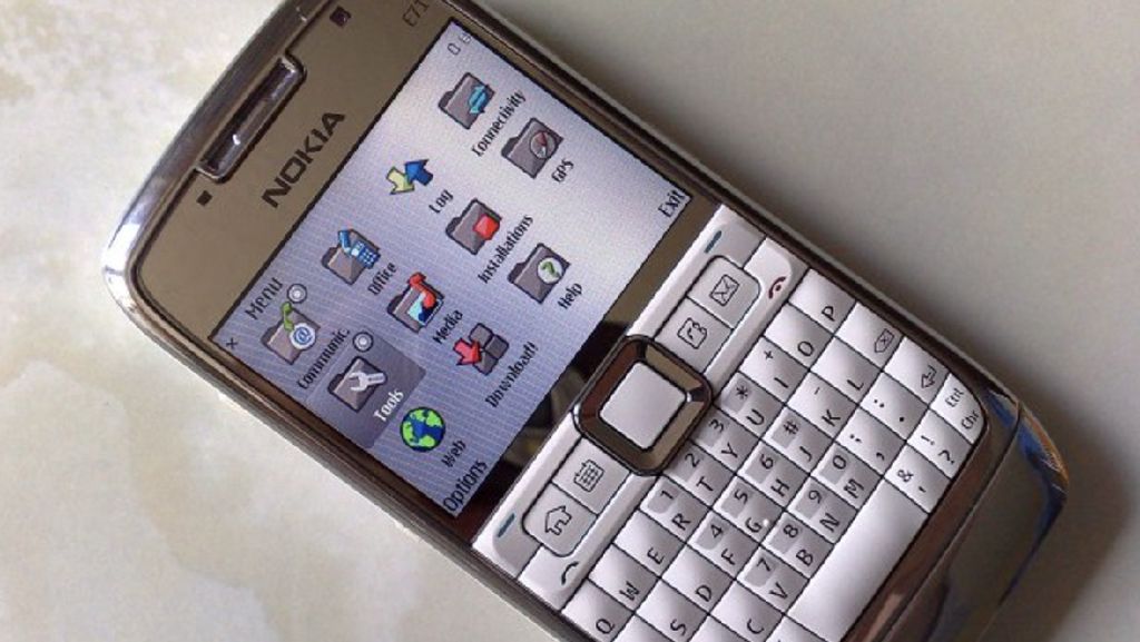 Nostalgia E71, Smartphone Mewah Lawan Berat BlackBerry