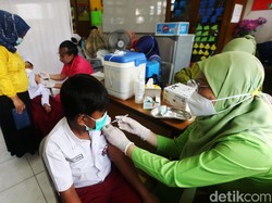 Jadwal Vaksin BIAS Vs Vaksin COVID-19 Mepet, Emak-emak Pusing Mana Duluan?