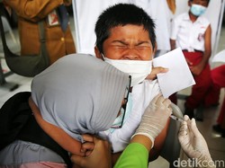 Anak Takut Jarum Saat Vaksin COVID-19? Ini Tips Menenangkannya