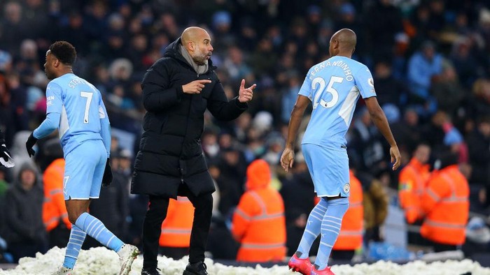 MANCHESTER, ENGLAND - NOVEMBER 28: Fernandinho of Manchester City takes instructions from Pep Guardiola, Manager of Manchester City during the Premier League match between Manchester City and West Ham United at Etihad Stadium on November 28, 2021 in Manchester, England. (Photo by Alex Livesey/Getty Images)