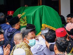 Potret Suasana Kedatangan Jenazah Haji Lulung di Rumah Duka