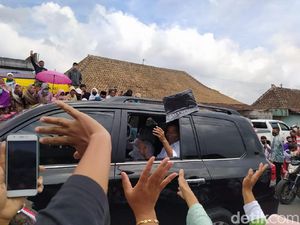 Tiba di Temanggung, Jokowi Bagi-bagi Kaus ke Warga Tiba di Temanggung, Jokowi Bagi-bagi Kaus ke Warga
