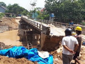 Proyek Jembatan Kali Kening Bojonegoro Sebabkan Tanah di Sekitar Rumah Warga Longsor Proyek Jembatan Kali Kening Bojonegoro Sebabkan Tanah di Sekitar Rumah Warga Longsor