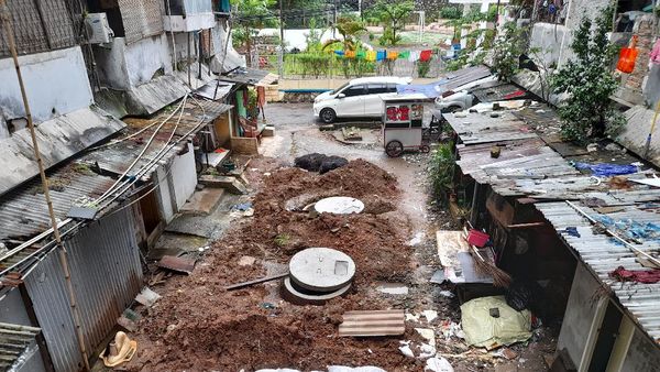 Melihat Galian Sumur Resapan Rusun Bidara Cina yang Telantar Sepekan