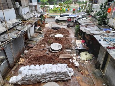 Melihat Galian Sumur Resapan Rusun Bidara Cina yang Telantar Sepekan