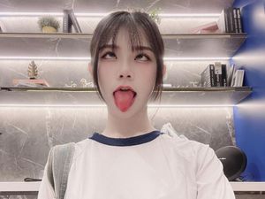 Gadis 21 Tahun Ini Jadi Miliarder Lewat Penampilan Seksi di Media Sosial Gadis 21 Tahun Ini Jadi Miliarder Lewat Penampilan Seksi di Media Sosial