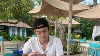 Pose Keren Rizky Nazar saat Makan Spaghetti dan Ngopi