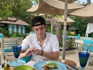 Pose Keren Rizky Nazar saat Makan Spaghetti dan Ngopi Pose Keren Rizky Nazar saat Makan Spaghetti dan Ngopi