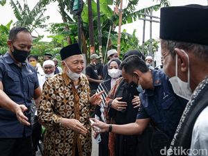 Saat Hamzah Haz Sambangi Rumah Duka Haji Lulung Saat Hamzah Haz Sambangi Rumah Duka Haji Lulung