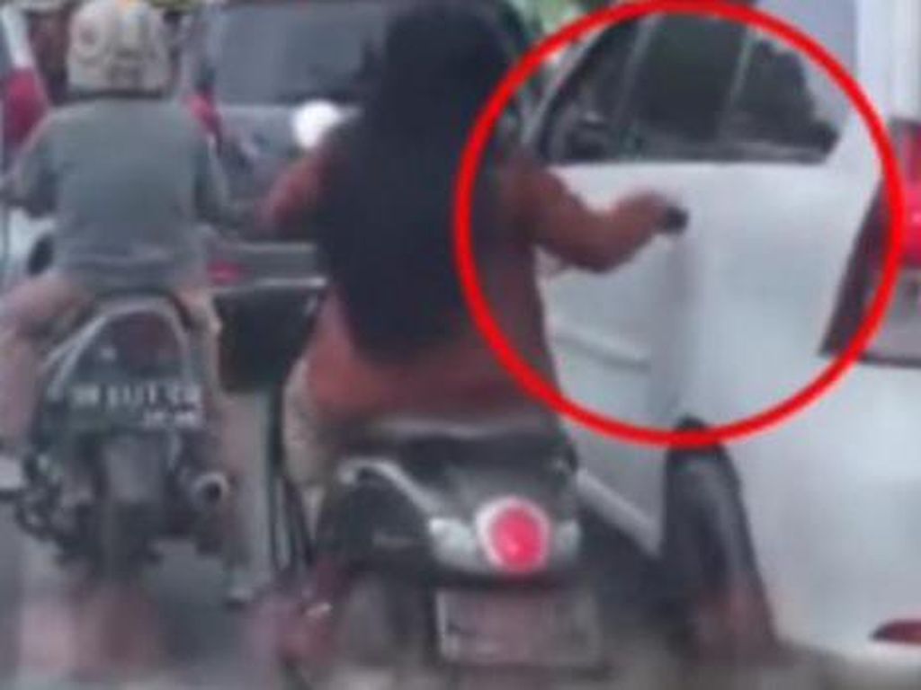 Terungkap Wanita Viral Ketuk-Buka Pintu Mobil di Medan Gangguan Jiwa