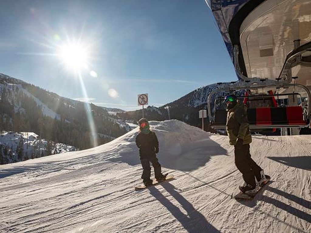 Sensasi Bermain Ski Sambil Berburu Hadiah Natal di Italia Sensasi Bermain Ski Sambil Berburu Hadiah Natal di Italia