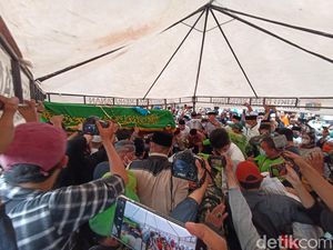 Isak Tangis Iringi Pemakaman Jenazah Haji Lulung di TPU Karet Bivak